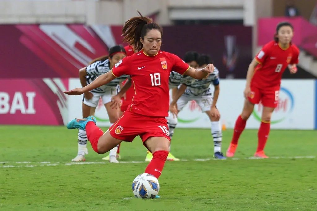 韩国女足队员团结一致，冲刺冠军